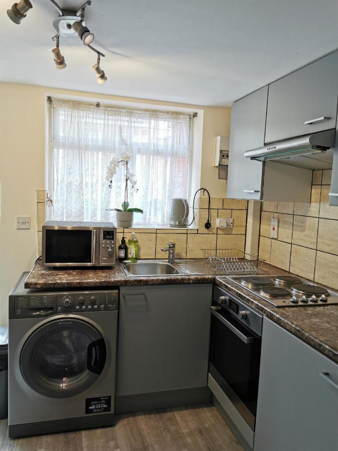 Palaz 1 - 2 Bedroom Garden Flat Edmonton Exterior photo